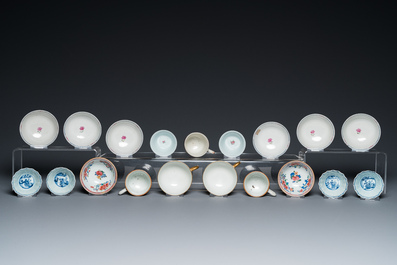 22 Chinese famille rose and blue and white cups and 19 saucers, koppen, Kangxi and later