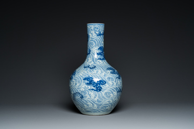 Vase de forme bouteille en porcelaine de Chine en bleu et blanc &agrave; d&eacute;cor de dragons, 19&egrave;me