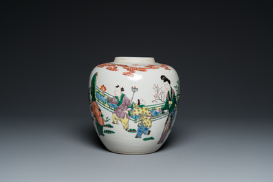 Pot en porcelaine de Chine famille verte au couvercle et socle en bois sculpt&eacute;, 19&egrave;me