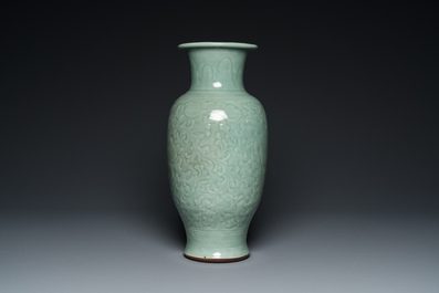 Een Chinese celadon-geglazuurde vaas met onderglazuur decor van pioenslingers, Qianlong