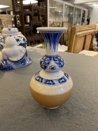 Vase de forme double gourde en porcelaine de Chine en bleu et blanc au base en caf&eacute; au lait, Kangxi