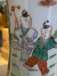 Een Chinese flesvormige famille verte vaas, Kangxi merk, 19/20e eeuw