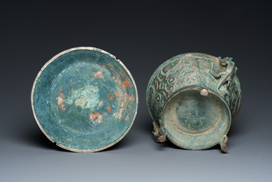 Een Chinese archa&iuml;sche bronzen driepotige wierookbrander met deksel, Ming