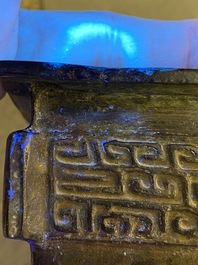 Een zeldzame Chinese archa&iuml;sche bronzen vierpotige 'Fang Ding' ketel met inscriptie, Song of vroeger