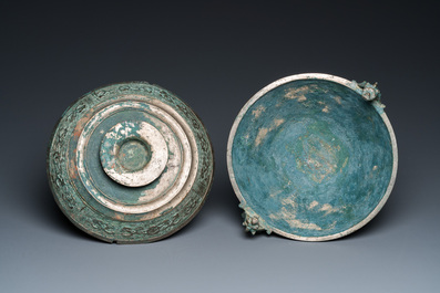 Een Chinese archa&iuml;sche bronzen driepotige wierookbrander met deksel, Ming