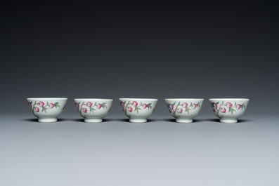 Vijf Chinese famille rose 'negen perziken' kommetjes en een 'balsamperen' bordje, Ju Ren Tang 居仁堂製 merk, 19/20e eeuw