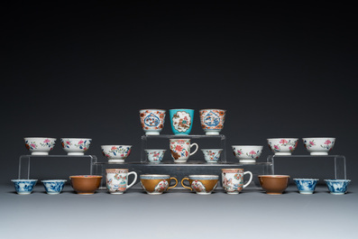 22 tasses et 19 soucoupes en porcelaine de Chine famille rose et en bleu et blanc, Kangxi et post&eacute;rieur