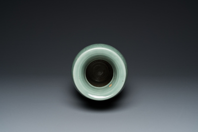 Een Chinese celadon-geglazuurde vaas met onderglazuur decor van pioenslingers, Qianlong