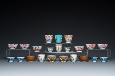 22 Chinese famille rose and blue and white cups and 19 saucers, koppen, Kangxi and later