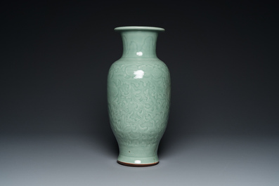 Vase &agrave; d&eacute;cor de rinceaux de pivoines en porcelaine de Chine en c&eacute;ladon monochrome, Qianlong
