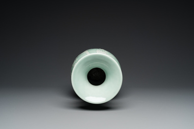 Vase en porcelaine de Chine &agrave; d&eacute;cor en blanc sur fond c&eacute;ladon, marque et &eacute;poque de Qianlong