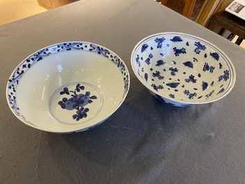 Deux bols en porcelaine de Chine en bleu et blanc figurant des canards, des cerfs et des grues, Wanli