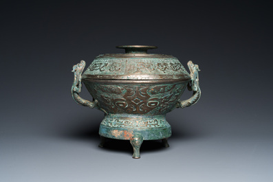 Een Chinese archa&iuml;sche bronzen driepotige wierookbrander met deksel, Ming