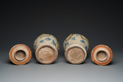 Paire de vases couverts en gr&egrave;s de Bat Trang &agrave; d&eacute;cor de dragons, Vietnam, 19&egrave;me