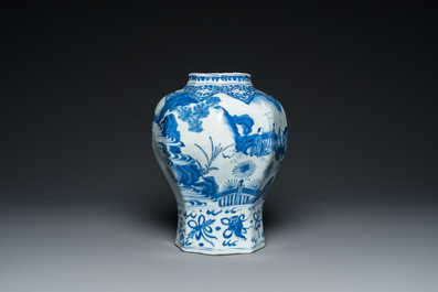 Vase de forme octagonale en porcelaine de Chine en bleu et blanc, &eacute;poque Transition