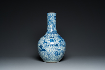 Vase de forme bouteille en porcelaine de Chine en bleu et blanc &agrave; d&eacute;cor de dragons, 19&egrave;me