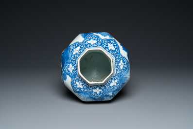 Vase de forme octagonale en porcelaine de Chine en bleu et blanc, &eacute;poque Transition