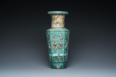 Vase de forme hexagonale en biscuit &eacute;maill&eacute; vert &agrave; d&eacute;cor de dragons en relief, 19/20&egrave;me