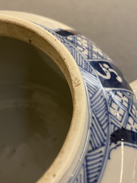 Een grote Chinese blauw-witte '100 antiquiteiten' theepot met deksel, Kangxi