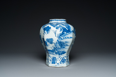 Vase de forme octagonale en porcelaine de Chine en bleu et blanc, &eacute;poque Transition