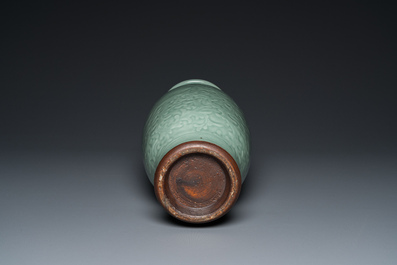 Een Chinese celadon-geglazuurde vaas met onderglazuur decor van pioenslingers, Qianlong