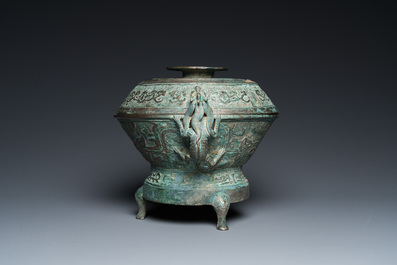 Een Chinese archa&iuml;sche bronzen driepotige wierookbrander met deksel, Ming