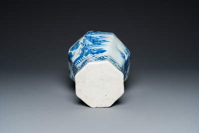Vase de forme octagonale en porcelaine de Chine en bleu et blanc, &eacute;poque Transition