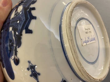 Grande th&eacute;i&egrave;re couverte en porcelaine de Chine en bleu et blanc &agrave; d&eacute;cor d'antiquit&eacute;s, Kangxi