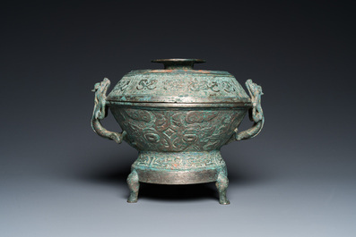 Een Chinese archa&iuml;sche bronzen driepotige wierookbrander met deksel, Ming