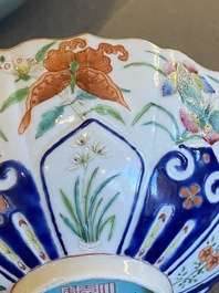 Bol en porcelaine de Chine famille rose &agrave; d&eacute;cor de papillons, marque de Jiaqing, 19&egrave;me