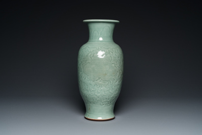 Vase &agrave; d&eacute;cor de rinceaux de pivoines en porcelaine de Chine en c&eacute;ladon monochrome, Qianlong