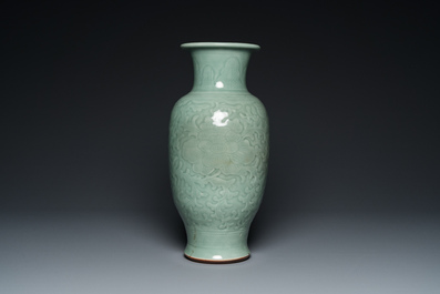 Een Chinese celadon-geglazuurde vaas met onderglazuur decor van pioenslingers, Qianlong