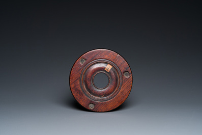 Een Chinese archa&iuml;sche bronzen driepotige wierookbrander met deksel, Ming