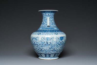 Grand vase 'hu' en porcelaine de Chine en bleu et blanc &agrave; d&eacute;cor bajixiang, marque de Qianlong, R&eacute;publique