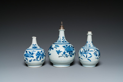 Trois bouteilles de pharmacie en porcelaine Arita de Japon en bleu et blanc, Edo, 18&egrave;me