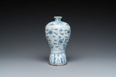 Vase de forme 'meiping' en porcelaine de Chine en bleu et blanc, Ming