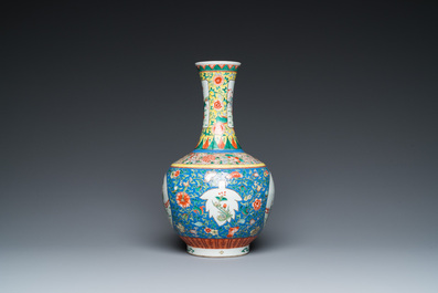 Vase de forme bouteille en porcelaine de Chine famille verte, marque de Kangxi, 19/20&egrave;me