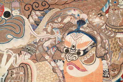 Grande tapisserie murale en soie brod&eacute;e aux fils m&eacute;talliques &agrave; d&eacute;cor d'une sc&egrave;ne d'op&eacute;ra, Chine, 19&egrave;me