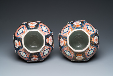 A pair of Japanese Imari vases and covers, Edo, 17/18th C.