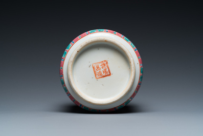 Pot &agrave; pinceaux en porcelaine de Chine famille rose pour le march&eacute; Straits ou Peranakan, 19&egrave;me