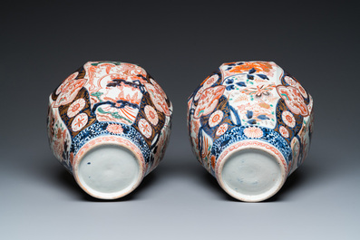 A pair of Japanese Imari vases and covers, Edo, 17/18th C.