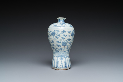 Een Chinese blauw-witte 'meiping' vaas met lotusslingers, Ming