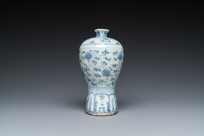 Vase de forme 'meiping' en porcelaine de Chine en bleu et blanc, Ming