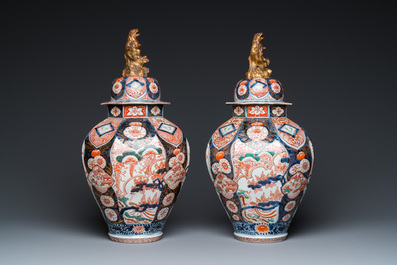 A pair of Japanese Imari vases and covers, Edo, 17/18th C.