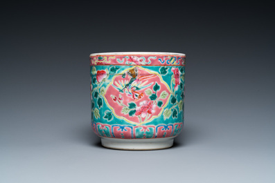 Pot &agrave; pinceaux en porcelaine de Chine famille rose pour le march&eacute; Straits ou Peranakan, 19&egrave;me