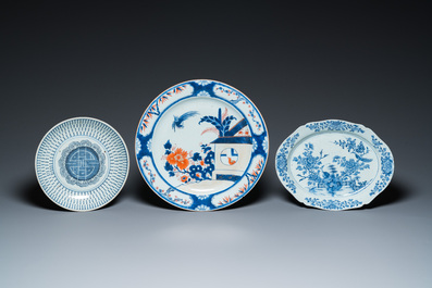15 plats et une th&eacute;i&egrave;re en porcelaine de Chine en bleu et blanc et de style Imari, Kangxi et post&eacute;rieur