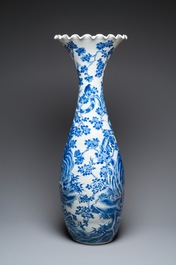 Exceptionnel grand vase en porcelaine Arita de Japon en bleu et blanc &agrave; d&eacute;cor de tigres, Meiji, 19&egrave;me