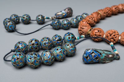 A Chinese Mandarin necklace with enamelled silver and pit carvings in original box, 18/19th C.
