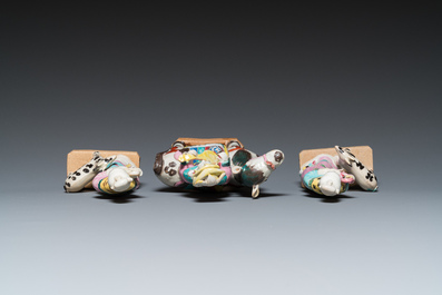 Trois sculptures de femmes en porcelaine de Chine famille rose, Qianlong/Jiaqing