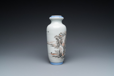 Vase en porcelaine de Chine &agrave; d&eacute;cor d'un paysage hivernale, sign&eacute; He Xuren 何許人, dat&eacute; 1934